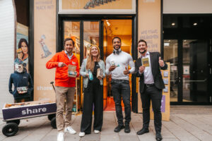 Erster share Social Impact Store eröffnet: share und Caritas starten Spenden-Aktion gegen Welthunger