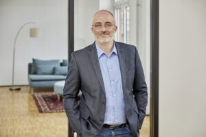 FinCompare und Uncapped: schneller Zugang zu Liquidität für Online-Unternehmen durch umsatzbasierte Finanzierung