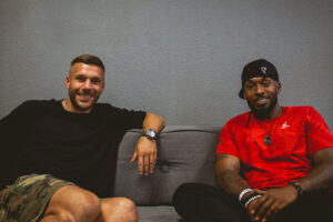 Lukas Podolski und Reece Moore starten ab 5. Oktober mit Good Vibes Only