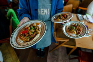 Veganer Jerusalem Teller – NENI erweitert Speisekarte mit Planted