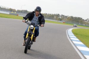 Schauspieler Hannes Jaenicke testet das schnellste „Fahrrad“ der Welt!