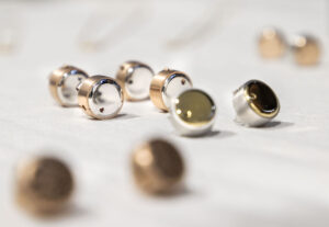 Eora sagt mit prominenter Unterstützung der Hörbeeinträchtigung „Goodbye“