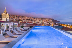 Rooftop-Pool mit Megablick über Funchal