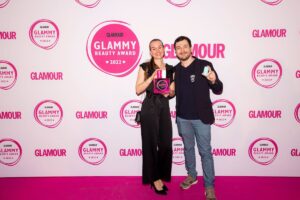 HOLY PIT gewinnt den GLAMMY Beauty Award