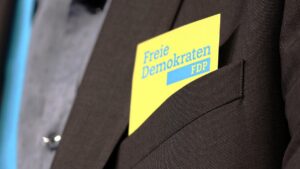 Ex-Innenminister Baum will deutlicheres Klimakonzept der FDP