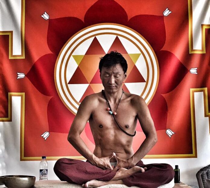 Yogi Chumba Lama aus Nepal unterrichtet die Kunst des Atmens