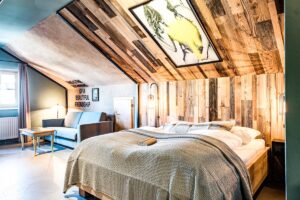 Tanzen zu Drinks und DJs in den eigenen Bars und Almen