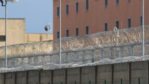 Bericht: Halle-Attentäter greift erneut Gefängnismitarbeiter an