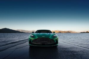 DER NEUE ASTON MARTIN DB12: DER WELTWEIT ERSTE SUPERTOURER