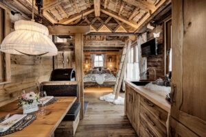 Pure Freiheit: Ein privates Hideaway vor leuchtenden Berggipfeln