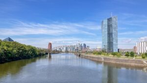 EZB wird Zinsen trotz abflachender Wirtschaft um 25 Punkte anheben