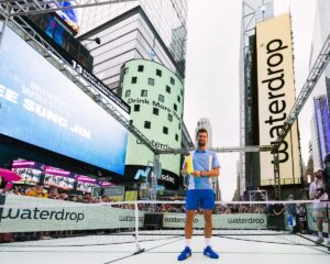 Djokovic auf dem Times Square: waterdrops Awareness-Stunt für mehr Nachhaltigkeit