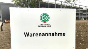 DFB-Präsident spricht Voss-Tecklenburg das Vertrauen aus