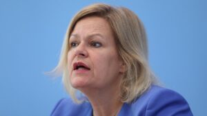 Faeser legt Söder Entlassung Aiwangers nahe