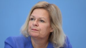 Faeser fordert nach Farbanschlag auf Brandenburger Tor Strafe