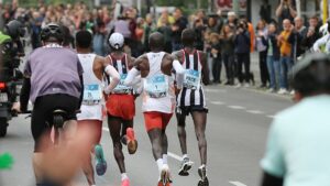 Letzte Generation stört Berlin-Marathon – Kipchoge gewinnt Rennen
