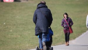 Väterreport: Immer mehr Väter für partnerschaftliche Aufgabenteilung