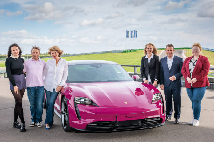 Maxi Fenger, Richy Müller, Vivian Honert-Boddin, Dr. Claudia Nerius, Gerd Rupp und Sophia Hoffmann (v.l.n.r.) vor dem diesjährigen Hauptpreis der Spendentombola zugunsten der Stiftung 