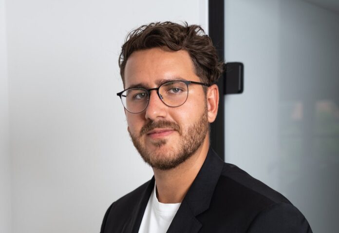 Max Weiß, Gründer und Geschäftsführer der WEISS Consulting & Marketing GmbH, über den Umgang mit Reichtum in jungen Jahren © WEISS Consulting & Marketing GmbH