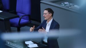 Lauterbach verteidigt Erhöhung des Krankenkassenbeitrags