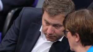 Klingbeil hält Haushaltskrise für "Bewährungsprobe" für die Regierung