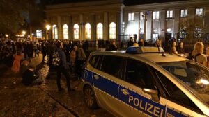 Über einhundert Menschen bei Mahnwache vor Berliner Synagoge