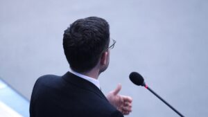 Buschmann verurteilt Mord an Shani Louk