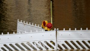 Vom Hochwasser betroffene Straßenzüge in Flensburg gesperrt