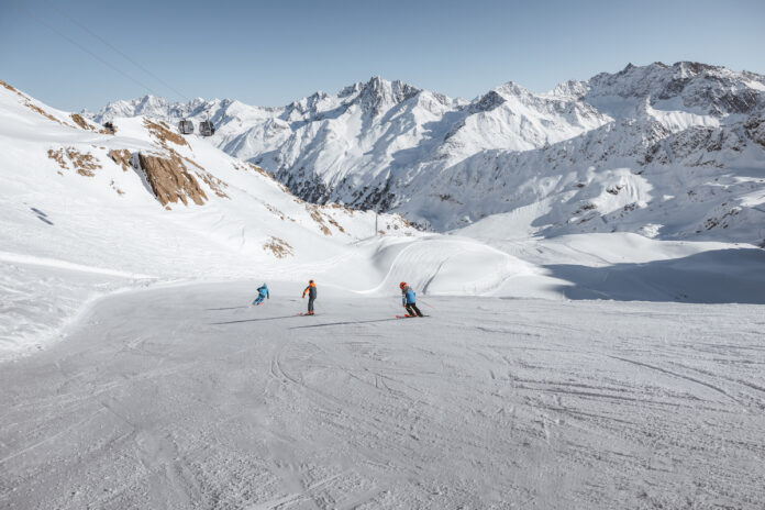 Bild: Ski-Spaß auf dem Kaunertaler Gletscher: Am Weißseejoch (3.044 Meter) locken Abfahrten und Tiefschneehänge. © TVB Tiroler-Oberland, Roman Huber