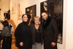 Galeristin und Fotokünstlerin Livia Lisboa stellt Künstlerin Afsaneh Nagy in ihrer Galerie vor