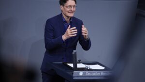 Lauterbach dringt auf telefonische Kinderkrankmeldung für Eltern