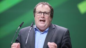 Krischer "irritiert" über Ampel-Sparpläne beim Regionalverkehr