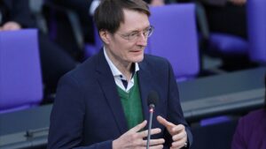 Lauterbach warnt wegen Haushaltskrise vor Leistungskürzungen