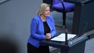 Faeser kündigt harte Gangart gegen Islamisten und Antisemiten an