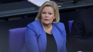 Unbekannte schänden Grab von Helmut Schmidt – Faeser verurteilt Tat