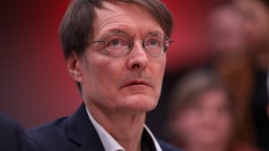 Lauterbach mahnt zu strengeren Corona-Vorsichtsmaßnahmen