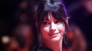 Anne Hathaway findet Thema "Liebe" in Krisenzeiten umso wichtiger