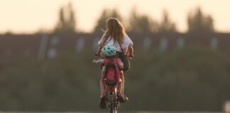 Studie: Finanzielle Sorgen belasten Eltern in Erziehungsrolle