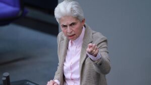 Strack-Zimmermann beklagt Zögern bei Ukraine-Unterstützung