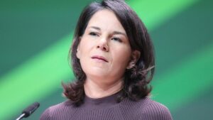 Baerbock zu neuer Nahost-Reise aufgebrochen