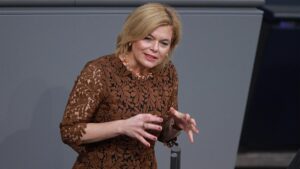 Klöckner ruft Özdemir zu Umsetzung von Tierwohlabgabe auf