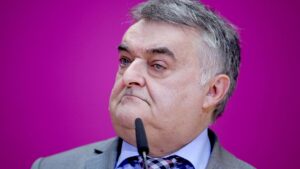 Reul droht Bauern bei Autobahnblockaden mit Konsequenzen