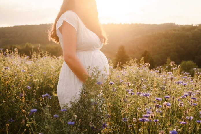 Frau sein mit mother nature