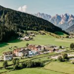 das_vitalhotel_gosau_umgeben_von_wunderschoener_landschaft_vitalhotel_gosau