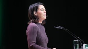 Baerbock drängt auf Lieferung von "weitreichenden Waffen" an Ukraine