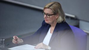 Wehrbeauftragte für Dienstpflicht über Bundeswehr hinaus