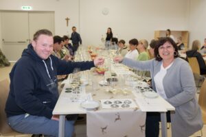 Starkoch zauberte mit Fachschülerinnen und Hüttenwirten neue Sommergerichte