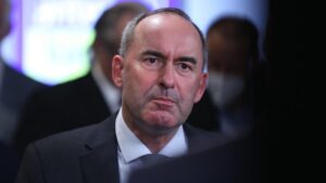 Ex-CSU-Chef Huber glaubt Aiwanger in Flugblattaffäre nicht