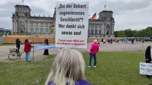 Selbstbestimmungsgesetz beschlossen – Proteste vor dem Bundestag