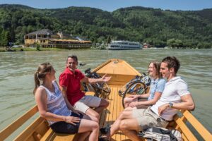 Pause vom Auto im Urlaub in der Donauregion Oberösterreich: An der Schlögener Schlinge Zille fahren und Spitzenmost genießen